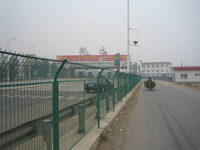 高速公路<a href=http://stillcrazysailing.com target=_blank class=infotextkey>護欄網</a>